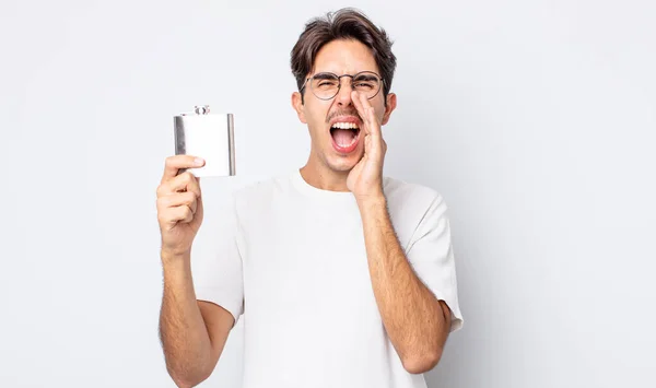 Ung Latinamerikan Känner Sig Lycklig Ger Ett Stort Rop Med — Stockfoto