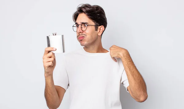 Jonge Spaanse Man Voelt Zich Gestrest Angstig Moe Gefrustreerd Alcoholkolf — Stockfoto