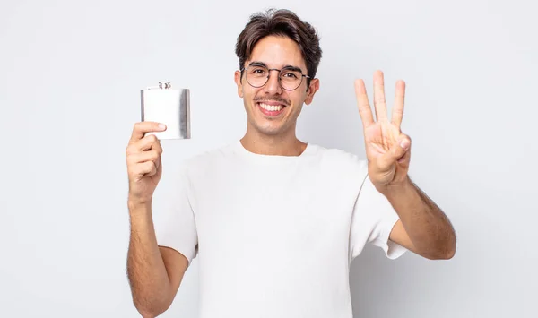 Jovem Hispânico Sorrindo Olhando Amigável Mostrando Número Três Conceito Balão — Fotografia de Stock