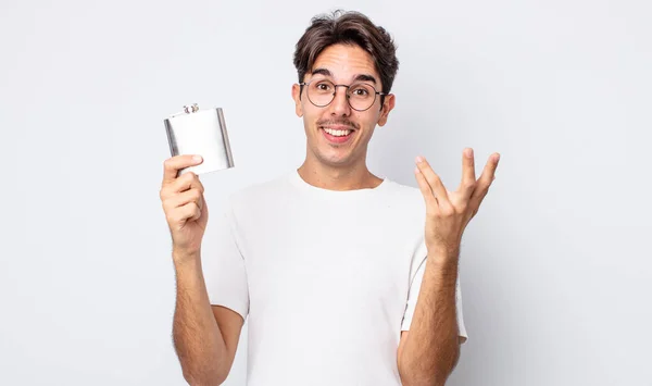 Joven Hispano Sintiéndose Feliz Sorprendido Darse Cuenta Una Solución Idea — Foto de Stock