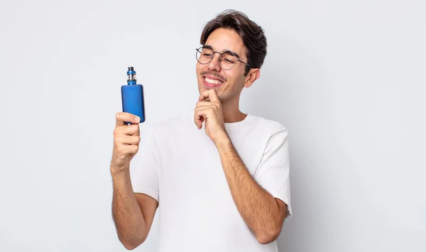 Junger Hispanischer Mann Mit Fröhlichem Selbstbewusstem Gesichtsausdruck Die Hand Kinn — Stockfoto