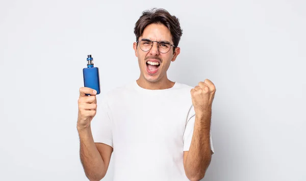 Der Junge Hispanische Mann Ist Schockiert Lacht Und Feiert Seinen — Stockfoto