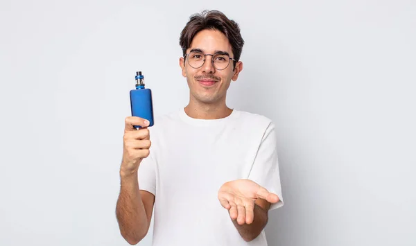 Joven Hispano Sonriendo Felizmente Con Amabilidad Ofreciendo Mostrando Concepto Concepto —  Fotos de Stock