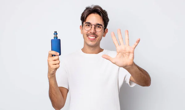 Junger Hispanischer Mann Der Freundlich Lächelt Und Nummer Fünf Zeigt — Stockfoto