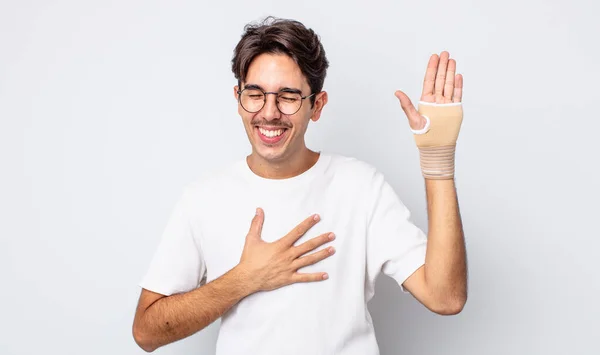 若いヒスパニック系の男が陽気な冗談で大声で笑ってた 手の包帯の概念 — ストック写真