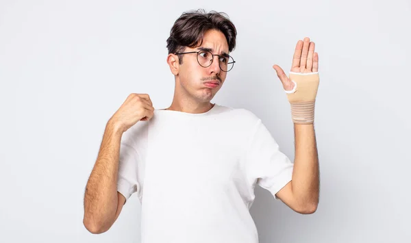 若いヒスパニック系の男は ストレス 疲れや不満を感じている 手の包帯の概念 — ストック写真