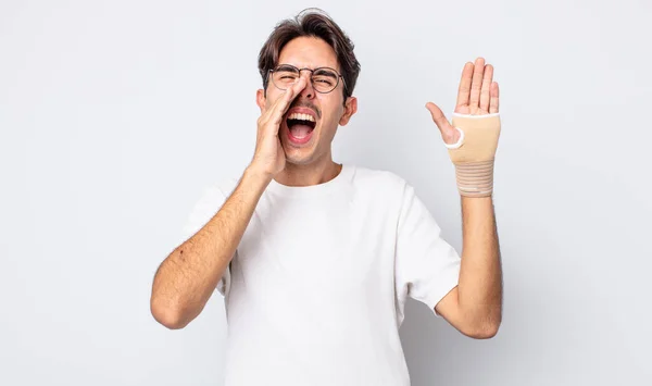 Young Hispanic Man Feeling Happy Giving Big Shout Out Hands — Stock Photo, Image