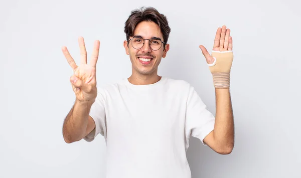 Jonge Spaanse Man Glimlacht Ziet Vriendelijk Uit Toont Nummer Drie — Stockfoto