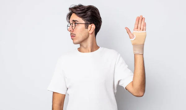 Jovem Hispânico Perfil Ver Pensar Imaginar Sonhar Acordado Conceito Bandagem — Fotografia de Stock