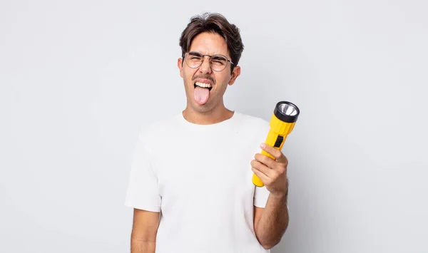 陽気で反抗的な態度を持つ若いヒスパニック系の男冗談と舌を突き出す ランタンのコンセプト — ストック写真