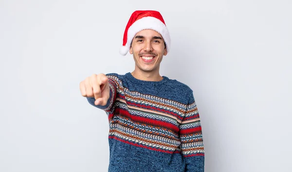 Junger Hispanischer Mann Der Auf Die Kamera Zeigt Und Dich — Stockfoto