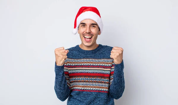 Jovem Hispânico Sentindo Chocado Rindo Celebrando Sucesso Ano Novo Conceito — Fotografia de Stock