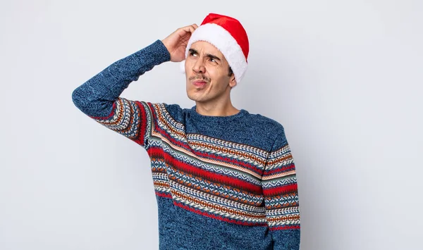 若いヒスパニック系の男は困惑し 混乱し 頭を引っ掻いて感じている 新年とクリスマスのコンセプト — ストック写真