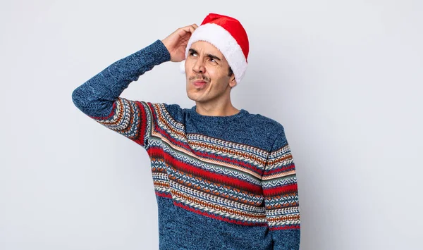 若いヒスパニック系の男は喜んで 昼夢や疑問を笑っている 新年とクリスマスのコンセプト — ストック写真