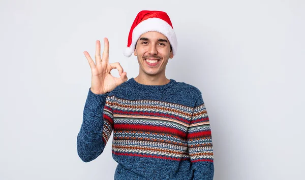 若いヒスパニック系の男は幸せを感じます 大丈夫なジェスチャーで承認を示し 新年とクリスマスのコンセプト — ストック写真