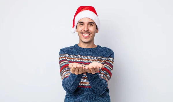 Jonge Spaanse Man Glimlacht Gelukkig Met Vriendelijk Het Aanbieden Tonen — Stockfoto