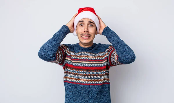 年轻的他的惊慌失措的男人感到压力 焦虑或害怕 双手放在头上 新年和圣诞节的概念 — 图库照片
