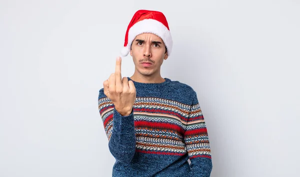 Mladý Hispánec Který Cítí Naštvaný Otrávený Vzpurný Agresivní Nový Rok — Stock fotografie