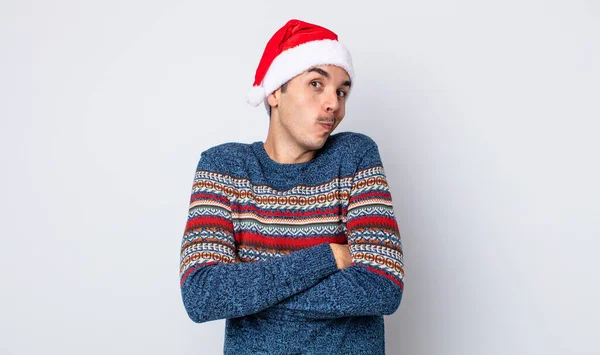 若いヒスパニック系の男は 混乱し 不確定な感じを急ぐ 新年とクリスマスのコンセプト — ストック写真