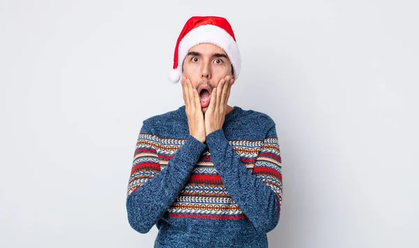 若いヒスパニック系の男はショックを受けて怖がっています 新年とクリスマスのコンセプト — ストック写真