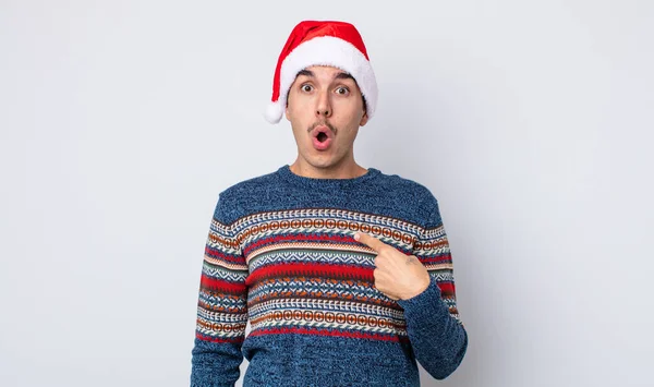 若いヒスパニック系の男ショックを見て 口を大きく開いて驚いて 自分自身を指している 新年とクリスマスのコンセプト — ストック写真