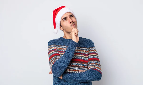 Jonge Spaanse Man Denken Zich Twijfelachtig Verward Voelen Nieuwjaar Kerst — Stockfoto