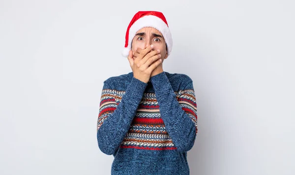 ショックで手で口を覆う若いヒスパニック系の男 新年とクリスマスのコンセプト — ストック写真