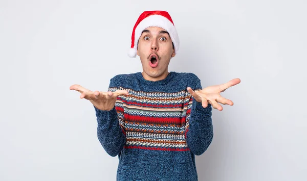 스페인 남자는 극도로 충격을 받았습니다 새해와 크리스마스 컨셉트 — 스톡 사진