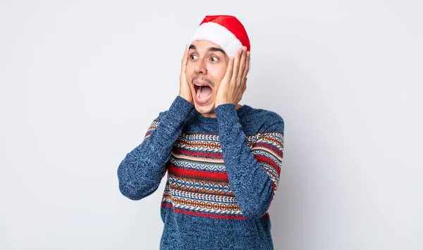 若いヒスパニック系の男は幸せ 興奮し 驚いて感じている 新年とクリスマスのコンセプト — ストック写真
