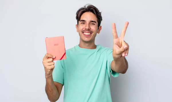 Jovem Hispânico Sorrindo Parecendo Feliz Gesticulando Vitória Paz 2022 Conceito — Fotografia de Stock
