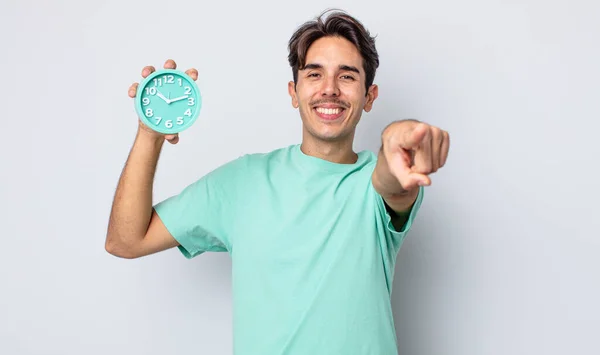 Genç Spanyol Adam Kamerayı Göstererek Seni Seçiyor Alarm Saati Kavramı — Stok fotoğraf