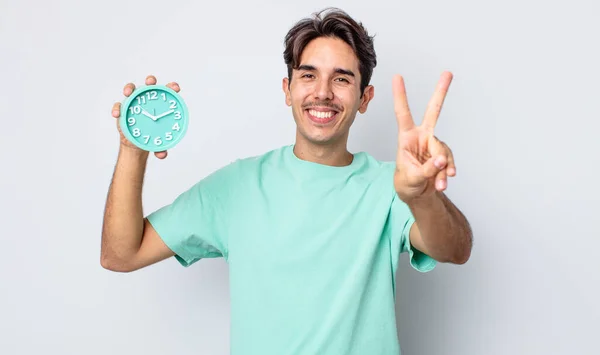 Jovem Hispânico Sorrindo Parecendo Feliz Gesticulando Vitória Paz Conceito Despertador — Fotografia de Stock