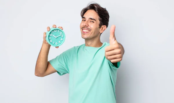 Joven Hispano Sintiéndose Orgulloso Sonriendo Positivamente Con Los Pulgares Hacia — Foto de Stock