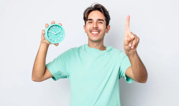 Jovem Hispânico Sorrindo Parecendo Amigável Mostrando Número Conceito Despertador — Fotografia de Stock