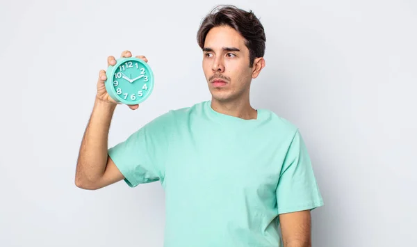 若いヒスパニック系の男は悲しい 動揺や怒りを感じ 側を探しています 目覚まし時計のコンセプト — ストック写真