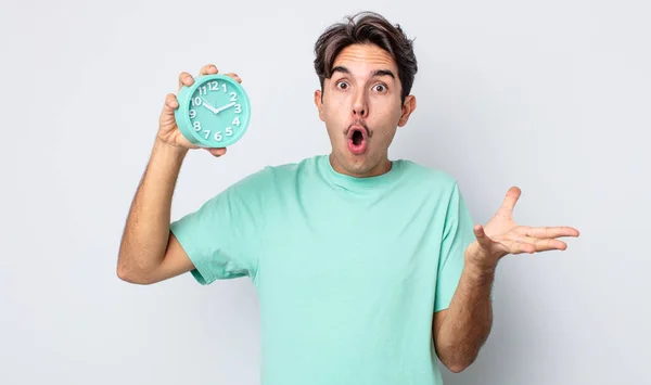 若いヒスパニック系の男は驚き ショックを受け 信じられないほどの驚きで驚いた 目覚まし時計のコンセプト — ストック写真
