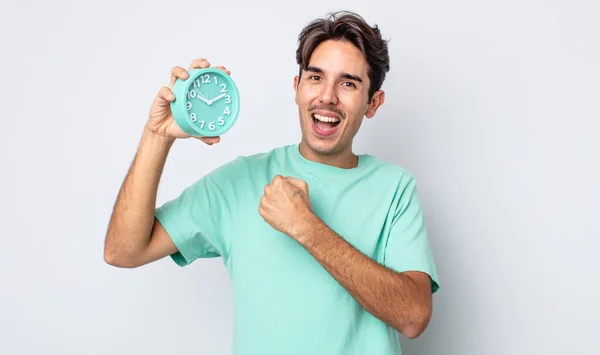 若いヒスパニック系の男は幸せと挑戦やお祝いに直面して感じている 目覚まし時計のコンセプト — ストック写真