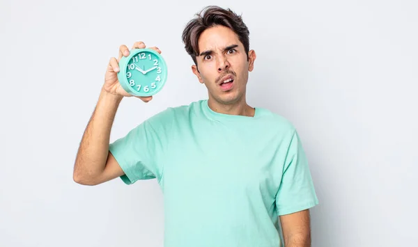 Young Hispanic Man Feeling Puzzled Confused Alarm Clock Concept — Stock Photo, Image