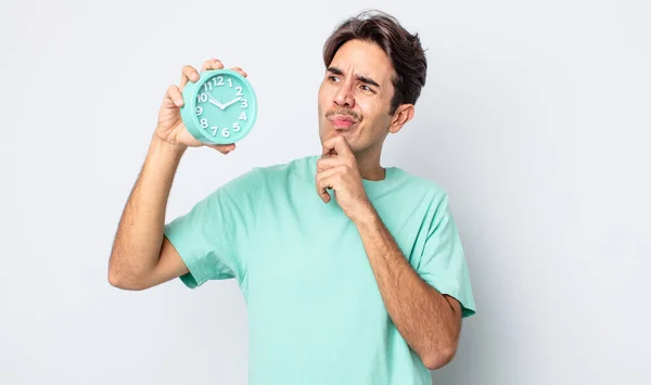 Genç Spanyol Adam Düşünüyor Kuşkulu Şaşkın Hissediyor Alarm Saati Kavramı — Stok fotoğraf