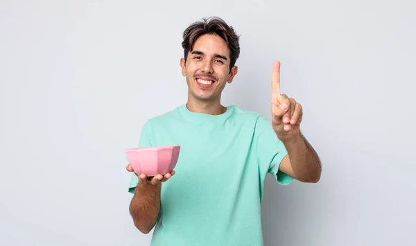 Jovem Hispânico Sorrindo Parecendo Amigável Mostrando Número Conceito Tigela Vazia — Fotografia de Stock