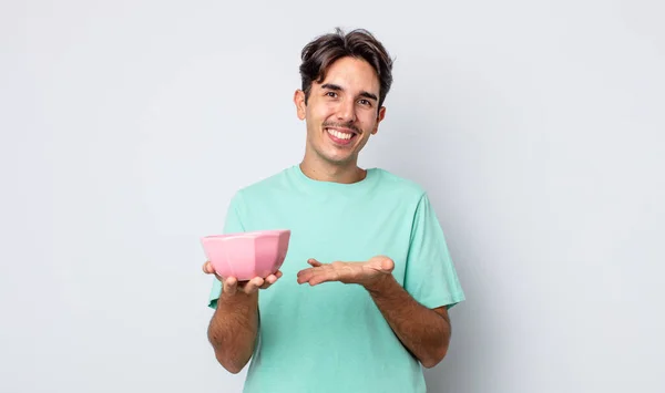 Junger Hispanischer Mann Lächelt Fröhlich Fühlt Sich Glücklich Und Zeigt — Stockfoto