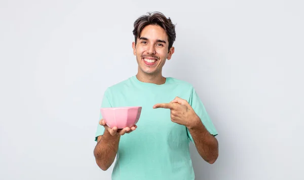 Junger Hispanischer Mann Der Aufgeregt Und Überrascht Zur Seite Zeigt — Stockfoto