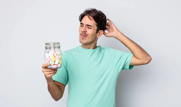 Jeune Homme Hispanique Souriant Joyeusement Rêvant Doutant Gelée Bonbons Concept — Photo