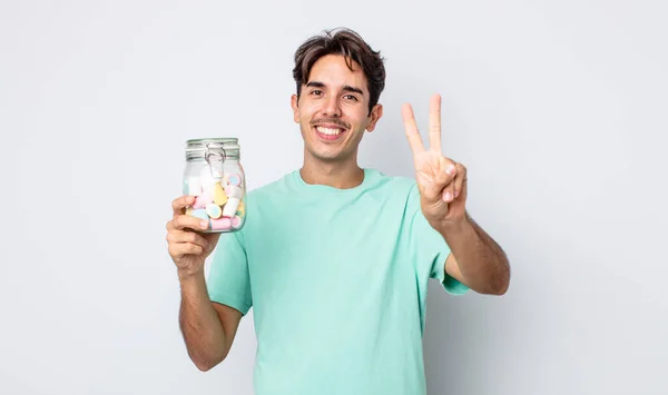 Jovem Hispânico Sorrindo Parecendo Amigável Mostrando Número Dois Conceito Doces — Fotografia de Stock