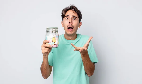 Jeune Homme Hispanique Regardant Désespéré Frustré Stressé Gelée Bonbons Concept — Photo