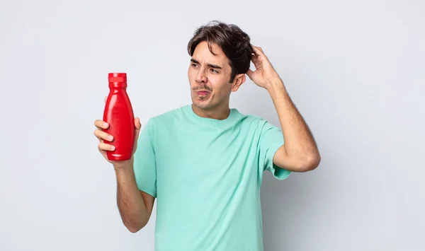 Jovem Hispânico Sorrindo Feliz Sonhando Acordado Duvidando Conceito Ketchup — Fotografia de Stock