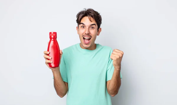 Jovem Hispânico Sentindo Chocado Rindo Celebrando Sucesso Conceito Ketchup — Fotografia de Stock
