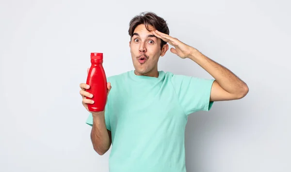 Jeune Homme Hispanique Regardant Heureux Étonné Surpris Concept Ketchup — Photo