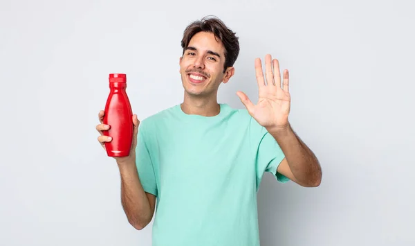 Jovem Hispânico Sorrindo Feliz Acenando Mão Acolhendo Cumprimentando Você Conceito — Fotografia de Stock