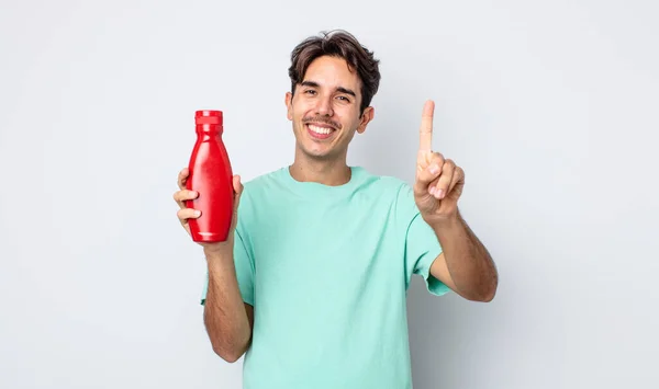 Jovem Hispânico Sorrindo Parecendo Amigável Mostrando Número Conceito Ketchup — Fotografia de Stock